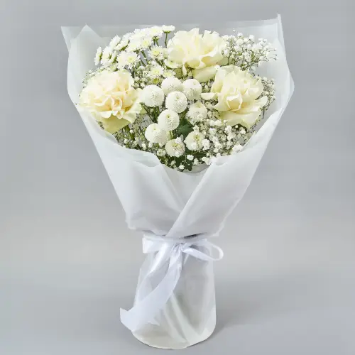 Букет белых роз, хризантем и гипсофилы