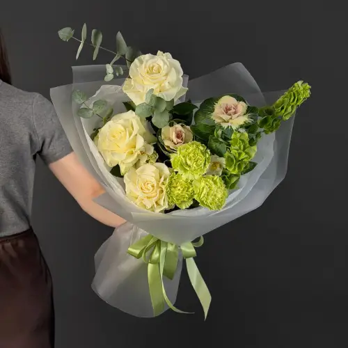 Букет из белых роз, молюцеллы и брассики 