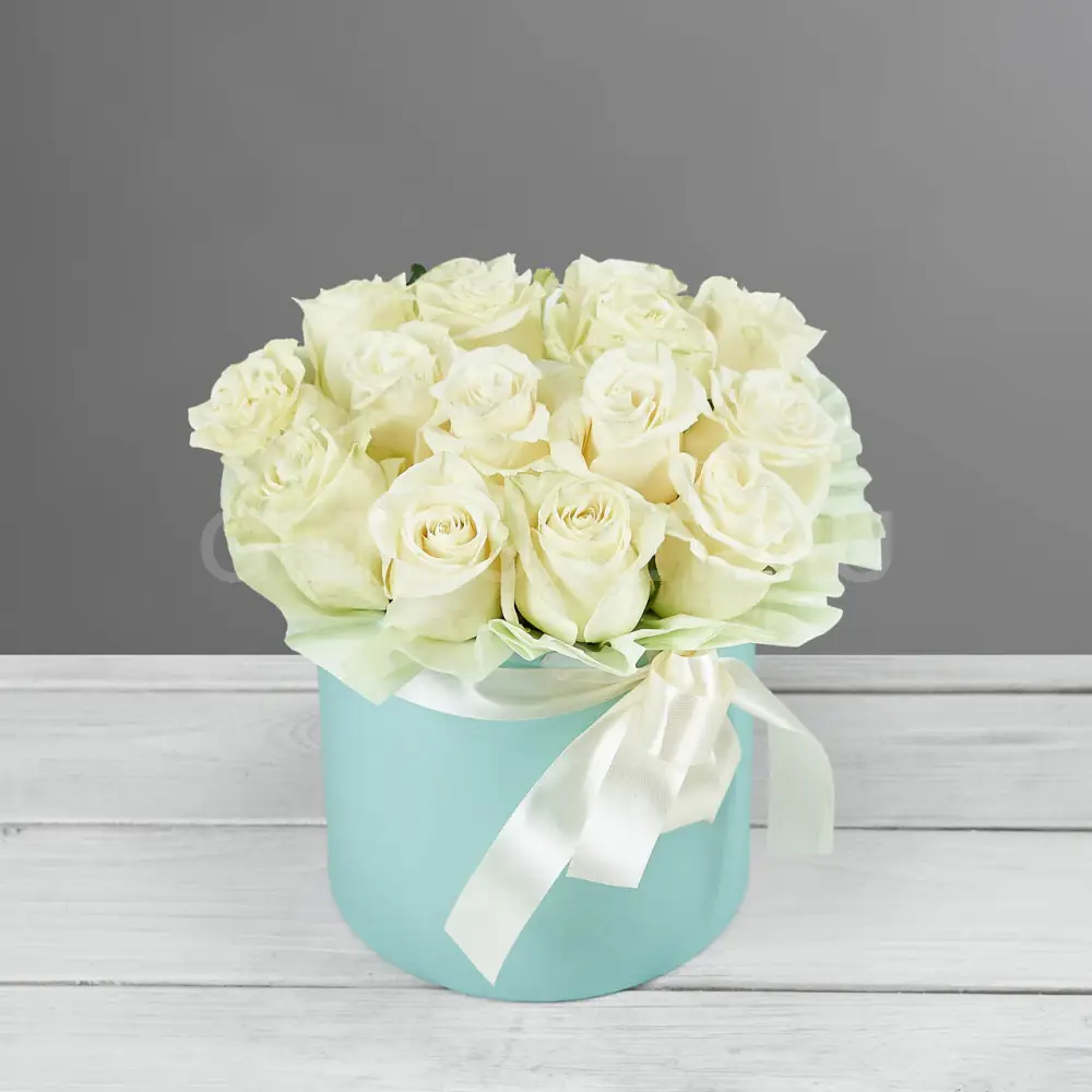 206169 Композиция из белых роз в шляпной коробке