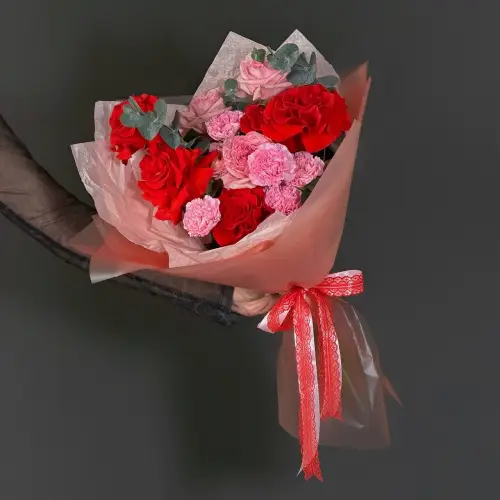 Букет из роз с эвкалиптом и гвоздикой 