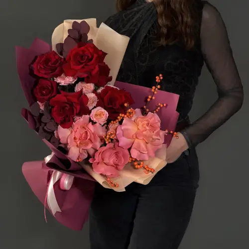 Букет из роз с эквалиптом и илексом