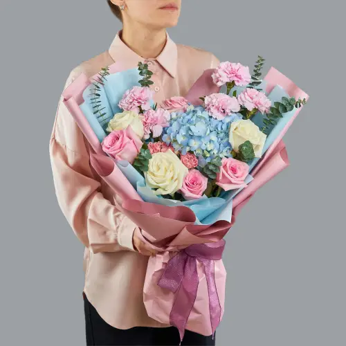 Букет из голубой гортензии, розовых гвоздик и роз с эвкалиптом