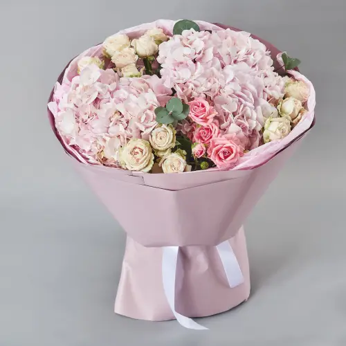 Букет розовых гортензий и кустовых роз