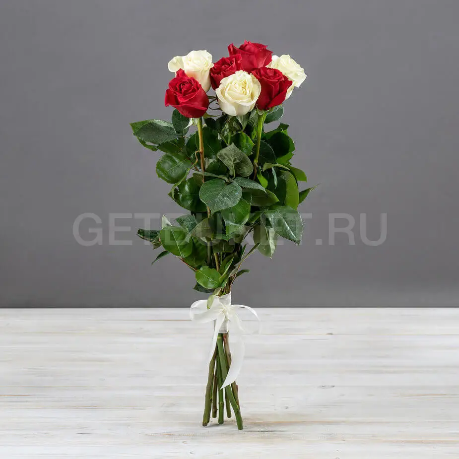 62919 Букет из 7 красно-белых роз