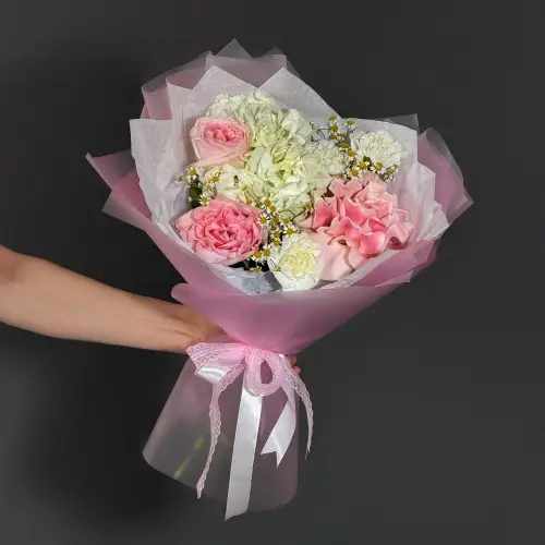 Букет белой гортензии с розами, гвоздикой и танацетумом