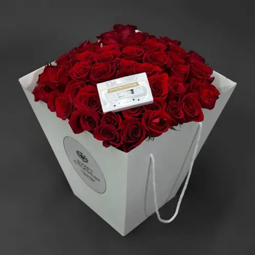 Букет из 51 розы с аудиокассетой в коробке