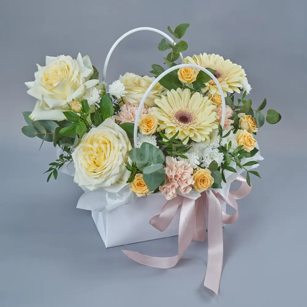 213266 Цветочная композиция из роз, гербер и хризантемы сантини